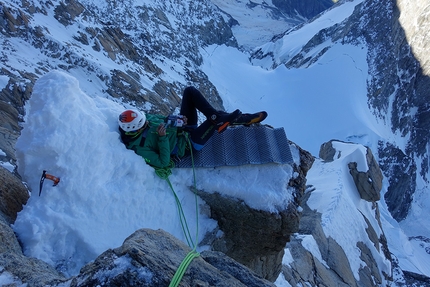 Pilone Centrale del Frêney, Monte Bianco, Mirco Grasso, Tommaso Lamantia, Francesco Rigon, Michele Zanotti - Pilone Centrale del Frêney, Monte Bianco: Mirco Grasso sul posto da bivacco dopo il primo tiro della Chandelle