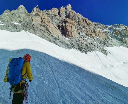 Pilone Centrale del Frêney, Monte Bianco, Mirco Grasso, Tommaso Lamantia, Francesco Rigon, Michele Zanotti - Tommaso Lamantia sotto il Pilone Centrale del Frêney, Monte Bianco