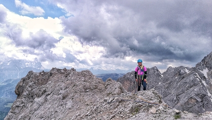 Via della Fessura Gialla, Torre Enrica del Zigolè, Dolomiti, Giorgia Felicetti, Federico Dell’Antone - Giorgia Felicetti sulla cresta finale durante la ripetizione della Via della Fessura Gialla alla Torre Enrica del Jigolè (Dolomiti)