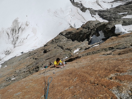 Pilastro Rosso del Broulliard, Monte Bianco - Matteo Della Bordella durante l'apertura di Incroyable, una nuova via sul Pilastro Rosso del Broulliard sul versante italiano del Monte Bianco.