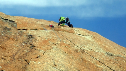 Pilastro Rosso del Broulliard, Monte Bianco - Matteo Della Bordella durante l'apertura di Incroyable, una nuova via sul Pilastro Rosso del Broulliard sul versante italiano del Monte Bianco.