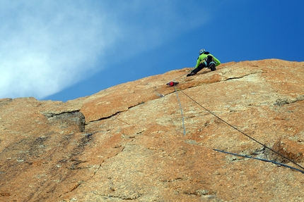 Pilastro Rosso del Broulliard, Monte Bianco - Matteo Della Bordella durante l'apertura di Incroyable, una nuova via sul Pilastro Rosso del Broulliard sul versante italiano del Monte Bianco.