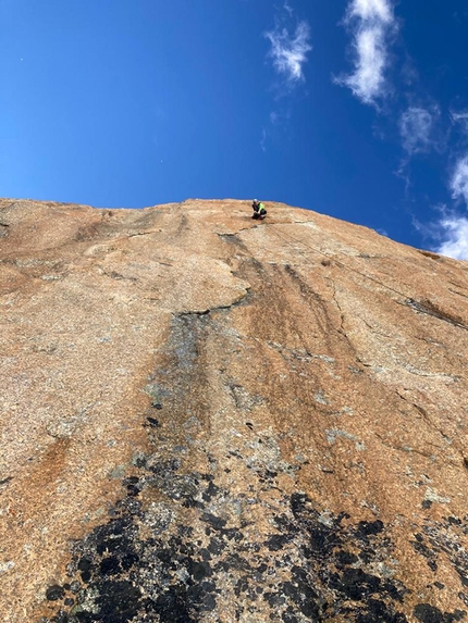 Pilastro Rosso del Broulliard, Monte Bianco - Francesco Ratti, François Cazzanelli e Matteo Della Bordella durante l'apertura di Incroyable, una nuova via sul Pilastro Rosso del Broulliard sul versante italiano del Monte Bianco.