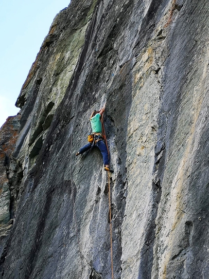 Arrampicata Barliard, Ollomont, Valle d’Aosta - Federica Mingolla in azione nella falesia di Barliard, Ollomont, Valle d’Aosta