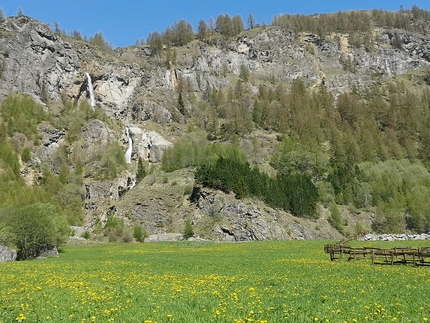 Climbing at Barliard, Ollomont, Valle d’Aosta - Climbing at the crag Barliard, Ollomont, Valle d’Aosta