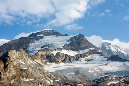 Passo dei Salati, Alagna - Vista dal Passo dei Salati sopra Alagna. Piramide Vincent e, più bassa a destra, Punta Giordani. Immersa nelle nubi è Cima Parrot. In primo piano il ghiacciaio di Bors.