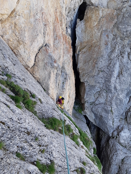 Sasso delle Undici, Torre della Vallaccia, Dolomiti, Stefano Ragazzo, Silvia Loreggian - Torre della Vallaccia Spigolo nord-ovest: Silvia Loreggian sulla rampa di V+ di L2