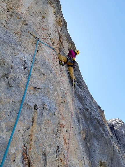 Sasso delle Undici, Torre della Vallaccia, Dolomiti, Stefano Ragazzo, Silvia Loreggian - Torre della Vallaccia Spigolo nord-ovest: Silvia Loreggian in partenza su L10 (VIII)