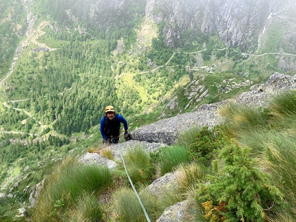 Arrampicata Valle Orco, Vallone di Piantonetto, Filippo Ghilardini, Martina Mastria, Alessandro Zuccon - Grand Hotel Piantonetto (Punta di Fioni, Vallone di Piantonetto, Valle dell'Orco): prima ripetizione, Andrea Giorda con sullo sfondo la strada del Piantonetto