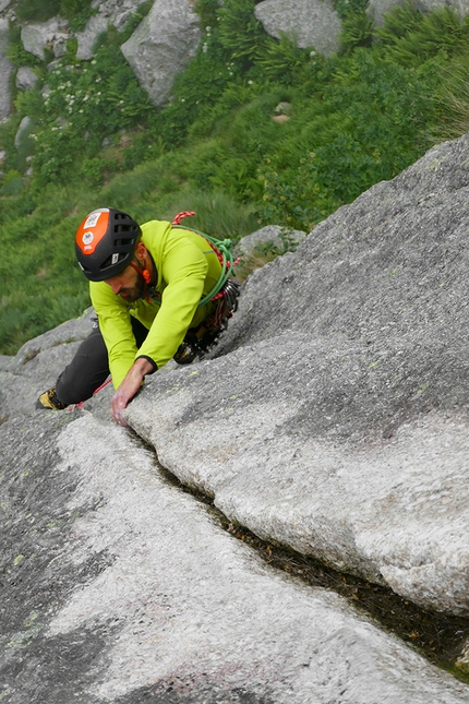 Arrampicata Valle Orco, Vallone di Piantonetto, Filippo Ghilardini, Martina Mastria, Alessandro Zuccon - Grand Hotel Piantonetto (Punta di Fioni, Vallone di Piantonetto, Valle dell'Orco): prima ripetizione, Federico Picco sul secondo tiro