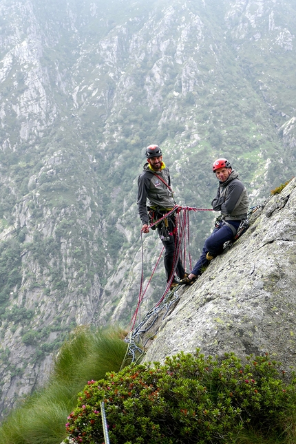 Arrampicata Valle Orco, Vallone di Piantonetto, Filippo Ghilardini, Martina Mastria, Alessandro Zuccon - Grand Hotel Piantonetto (Punta di Fioni, Vallone di Piantonetto, Valle dell'Orco): prima ripetizione, Filippo Ghilardini e Federico Picco in sosta, S7