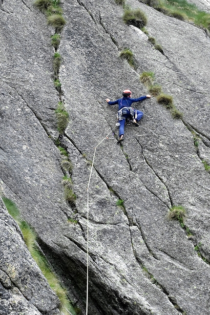 Arrampicata Valle Orco, Vallone di Piantonetto, Filippo Ghilardini, Martina Mastria, Alessandro Zuccon - Filippo Ghilardini in apertura su L8 del Grand Hotel Piantonetto (Punta di Fioni, Vallone di Piantonetto, Valle dell'Orco)