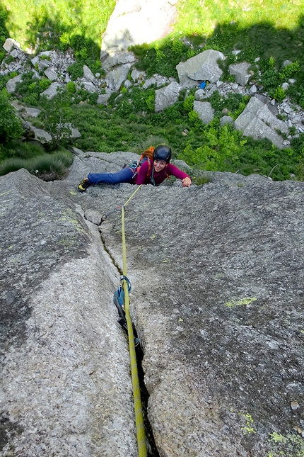 Arrampicata Valle Orco, Vallone di Piantonetto, Filippo Ghilardini, Martina Mastria, Alessandro Zuccon - Martina Mastria sul secondo tiro di Grand Hotel Piantonetto (Punta di Fioni, Vallone di Piantonetto, Valle dell'Orco)