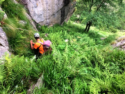 Arrampicata Valle Orco, Vallone di Piantonetto, Filippo Ghilardini, Martina Mastria, Alessandro Zuccon - Sandro Zucon in discesa nel canalino delle felci, il giorno dell'apertura di Grand Hotel Piantonetto (Punta di Fioni, Vallone di Piantonetto, Valle dell'Orco)