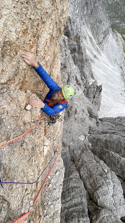 Tre Cime di Lavaredo, Dolomiti, Croda degli Alpini, Simon Gietl, Andrea Oberbacher - Andrea Oberbacher durante l'apertura di DNA sulla Croda degli Alpini, Cima Ovest di Lavaredo, Dolomiti