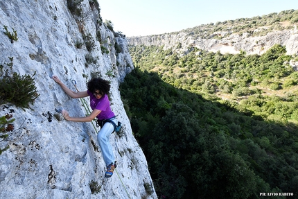 La falesia Wild di Cava Ispica in Sicilia