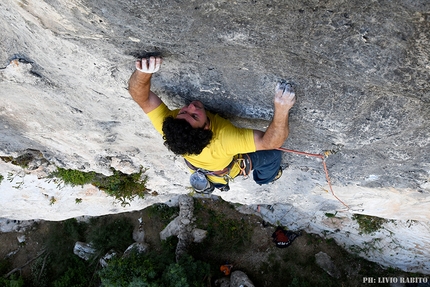 Cava Ispica, Sicilia - Giorgio Iurato su L'equilibrio della farfalla 8b nella falesia Wild nella Cava d’Ispica (Sicilia)