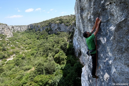 Cava Ispica, Sicilia - Peppe Leggio su Black Friday 6c+ nella falesia Wild nella Cava d’Ispica (Sicilia)