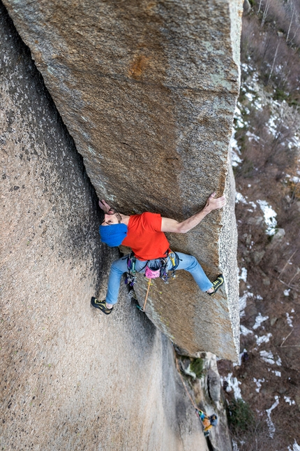 Valle Orco, arrampicata - Arrampicata in Valle dell'Orco: Maurizio Zenerino su Bagonghi (7a+/R1+), la fessura aperta da Isidoro Meneghin e Mario Ogliengo negli anni ‘80