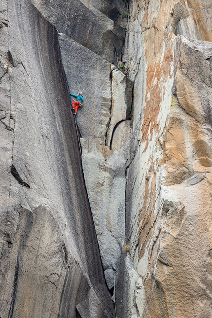 Valle Orco, arrampicata - Maurizio Oviglia sul Diedro Nanchez in Valle dell'Orco. Arrampicata in fessura varia e atletica, considerata da molti una delle più remunerative delle Alpi Occidentali.