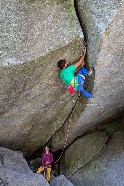 Valle Orco, arrampicata - Emanuel Bracco su 'Non so chi mi tenga' (7a+/R1+) in Valle dell'Orco, aperta da Daniele Caneparo e Roberto Mochino negli anni ‘80