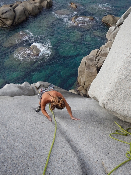 Arrampicata Sardegna, Punta Contessa, Santa Teresa Gallura - Eli Facchini su Via del polpo (VI) a Punta Contessa, Sardegna