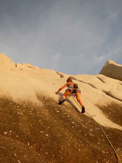 Arrampicata Sardegna, Punta Contessa, Santa Teresa Gallura - Eli Facchini su Via della seppia (6b) a Punta Contessa, Sardegna