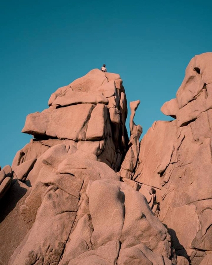 Arrampicata Sardegna, Punta Contessa, Santa Teresa Gallura - Falesia di Punta Contessa, Sardegna: spettacolari colori al tramonto su una delle multiforme torri del parco