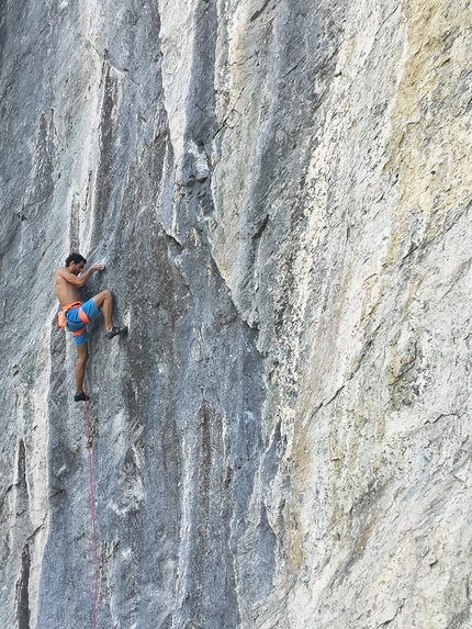 Andrea Zanone Barliard - Andrea Zanone nella falesia di Barliard in Valle di Ollomont (Valle d'Aosta) impegnato sul tiro della Taglia sulla Lead