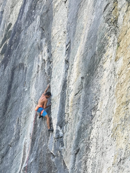 Andrea Zanone Barliard - Andrea Zanone nella falesia di Barliard in Valle di Ollomont (Valle d'Aosta) impegnato sul tiro della Taglia sulla Lead