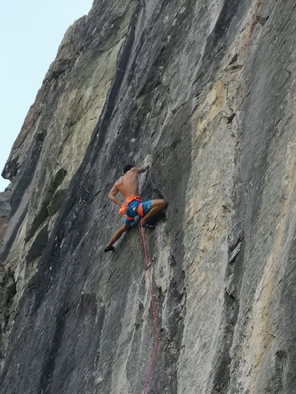 Andrea Zanone Barliard - Andrea Zanone nella falesia di Barliard in Valle di Ollomont (Valle d'Aosta) impegnato sul tiro della Taglia sulla Lead