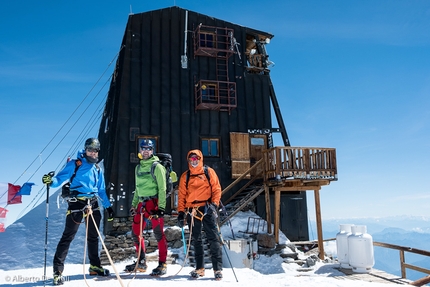 Traversata del Monte Rosa, Spaghetti Tour - La Capanna Margherita sul Monte Rosa. Situato a 4554m, è il rifugio più alto d’Europa