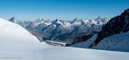 Traversata del Monte Rosa, Spaghetti Tour - La traversata del Monte Rosa: una cordata in discesa lungo il Grenzgletscher