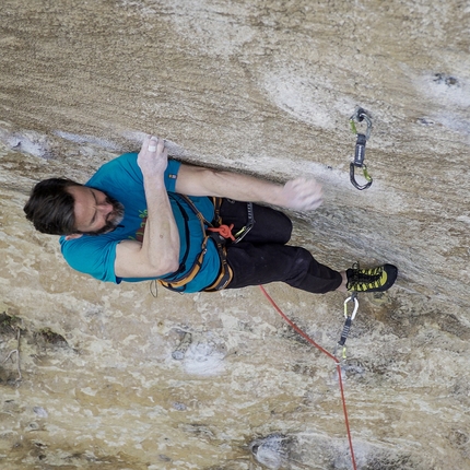 Ben Moon - Ben Moon climbing La Rose et Le Vampire at Buoux in France