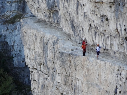 Via Ferrata Anelli delle Anguane, Valdastico - Sulla cengia naturale che incide parte della parete del Sojo di Mezzogiorno, da sempre chiamata, Scafa, raggiungibile dalla Via Ferrata F4 degli Anelli delle Anguane, Val d'Astico