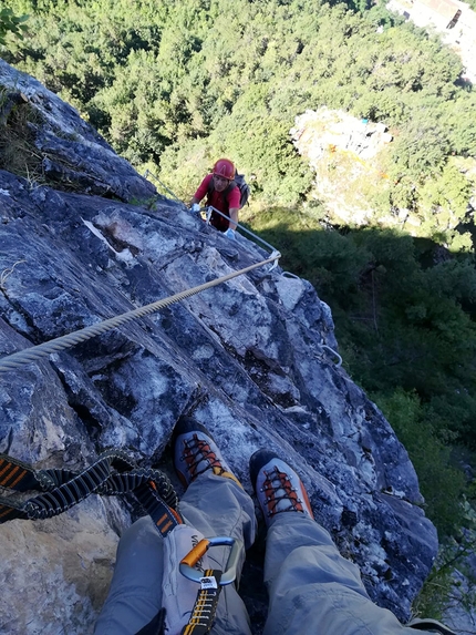 Via Ferrata Anelli delle Anguane, Valdastico - Percorrendo la Via Ferrata F5 degli Anelli delle Anguane, Val d'Astico