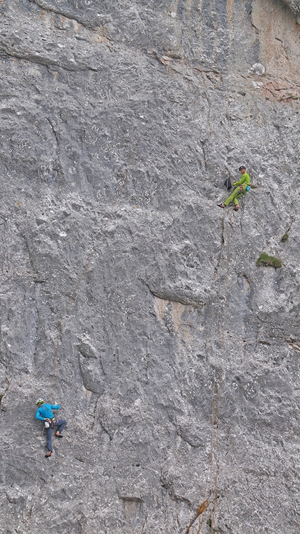 Dolomiti di Brenta, Val d’Ambiez, Zigo Zago, Rolando Larcher - Herman Zanetti sul primo tiro di Via Zigo Zago sulla Cima Ghez in Val d’Ambiez