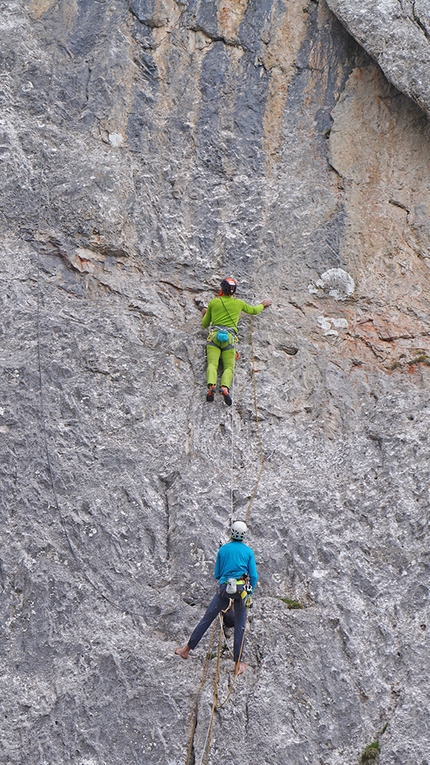 Dolomiti di Brenta, Val d’Ambiez, Zigo Zago, Rolando Larcher - Rolando Larcher e Herman Zanetti sul secondo tiro di Via Zigo Zago sulla Cima Ghez in Val d’Ambiez