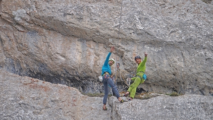 Dolomiti di Brenta, Val d’Ambiez, Zigo Zago, Rolando Larcher - Rolando Larcher e Herman Zanetti in sosta al secondo tiro di Via Zigo Zago sulla Cima Ghez in Val d’Ambiez