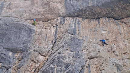 Dolomiti di Brenta, Val d’Ambiez, Zigo Zago, Rolando Larcher - Rolando Larcher e Herman Zanetti sul quarto tiro di Via Zigo Zago sulla Cima Ghez in Val d’Ambiez