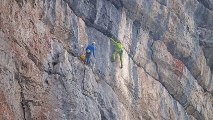 Dolomiti di Brenta, Val d’Ambiez, Zigo Zago, Rolando Larcher - Rolando Larcher e Herman Zanetti sul sesto tiro di Via Zigo Zago sulla Cima Ghez in Val d’Ambiez