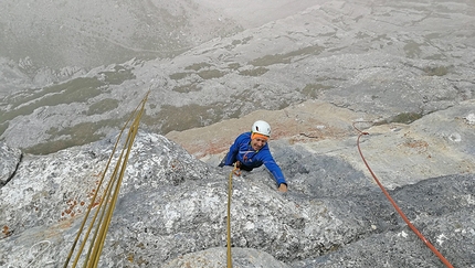 Dolomiti di Brenta, Val d’Ambiez, Zigo Zago, Rolando Larcher - La grinta di Herman Zanetti sul sesto tiro di Via Zigo Zago sulla Cima Ghez in Val d’Ambiez