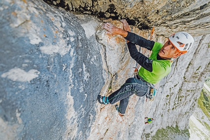 Rolando Larcher apre Zigo Zago in Val d’Ambiez, Dolomiti di Brenta