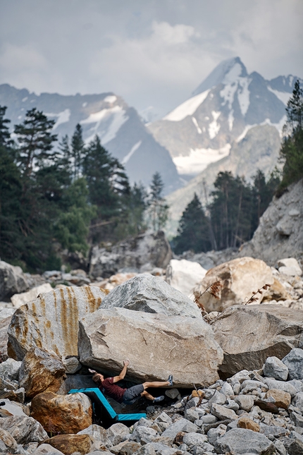 Djan Tugan, Russia, boulder, Alexey Rubtsov - Alexey Rubtsov sui boulder a Djan Tugan in Russia