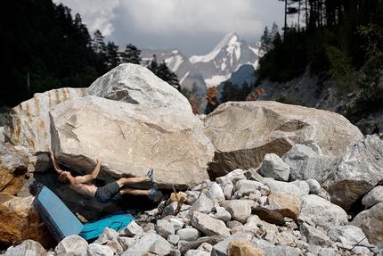 Djan Tugan, Russia, boulder, Alexey Rubtsov - Alexey Rubtsov sui boulder a Djan Tugan in Russia