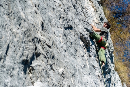 Falesia di Nevegàl, Terrazza sul Lago, Faverghera - Davide Cassol in arrampicata alla falesia del Nevegàl