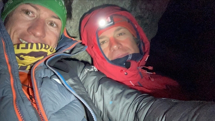 Super Integrale de Peuterey, Mont Blanc, François Cazzanelli, Francesco Ratti - François Cazzanelli and Francesco Ratti bivying while repeating the Super Integrale de Peuterey, also referred to as the Frêney trilogy, on Mont Blanc, 07/2020