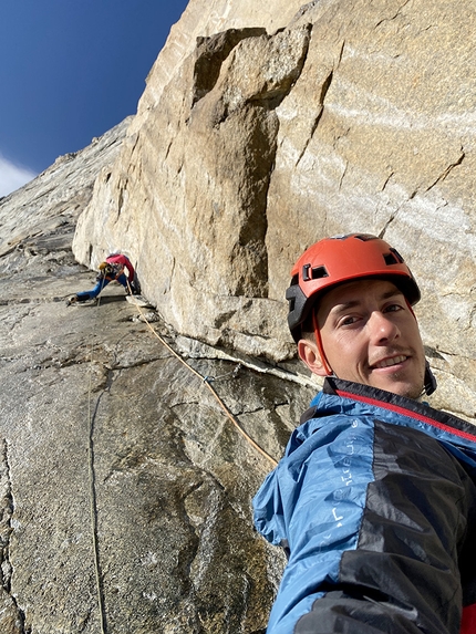 Grandes Jorasses, Manitua, Federica Mingolla, Leo Gheza - Federica Mingolla assicurata da Leo Gheza su Manitua alle Grandes Jorasses, massiccio del Monte Bianco