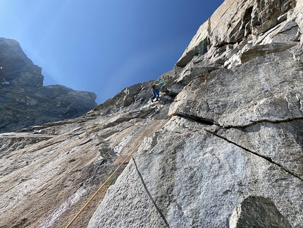 Grandes Jorasses, Manitua, Federica Mingolla, Leo Gheza - Federica Mingolla repeating Manitua on Grandes Jorasses, Mont Blanc massif