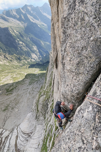 Val Masino, Val Torrone, Pizzo Torrone, Tommaso Lamantia, Manuele Panzeri - Manuele Panzeri sale da secondo su La Leggenda di Charlie e il Dragone sul Pizzo Torrone Occidentale (Val Torrone, Val Masino)